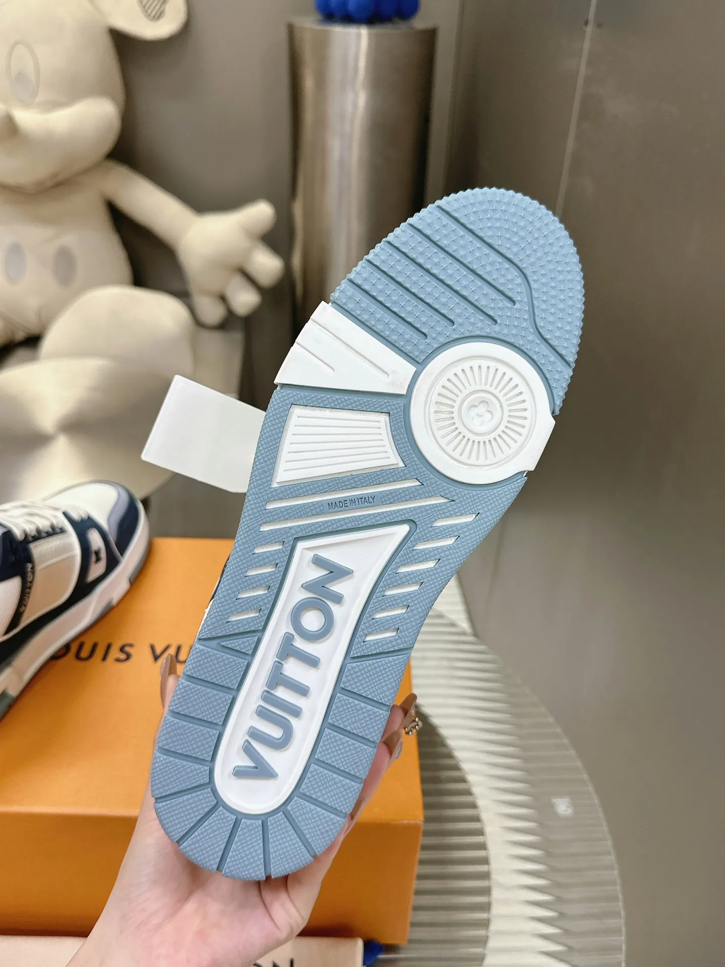 👟👟Ex-factory price 840👟👟The highest version on the Internet⚠️Feel free to compare! 2021🔥New model, purchase quality LV~Louis Vuitton by Virgin Abloh’s best-looking sneakers, Donkey Brand strongly recommends new products, official website limited edition retro basketball sneakers! Both high and low tops cost money to purchase 1:1 accurate replicas of the originals. The details are invincible, full of sincerity, imported custom-made original cowhide, the original package method is the same, the details are 100% restored, and the private model customized the original one-piece T👟👟factory price U outsole, which is different from other brands. Without the original version, this effect cannot be achieved! 35-45 (46 is custom-made and non-refundable) Some colors are available in women’s styles